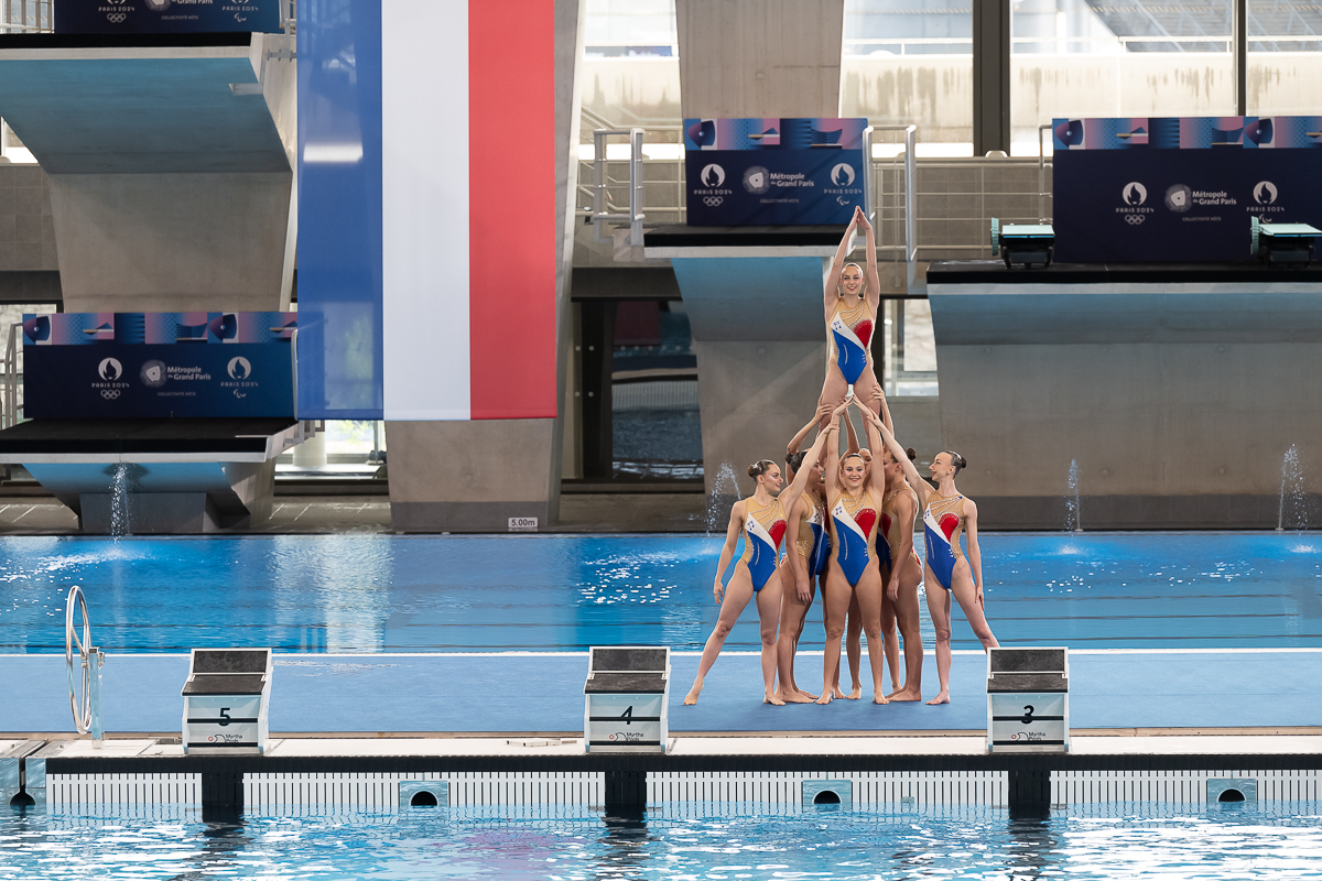 Athlètes lors de la prestation spécialement pensée pour l'inauguration du Centre Aquatique Olympique de Saint-Denis Métropole du Grand Paris Hopscotch Event